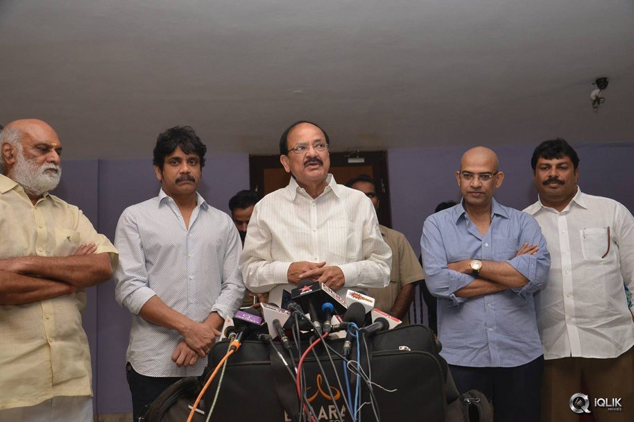 Venkaiah-Naidu-at-Om-Namo-Venkatesaya-Movie-Special-Show